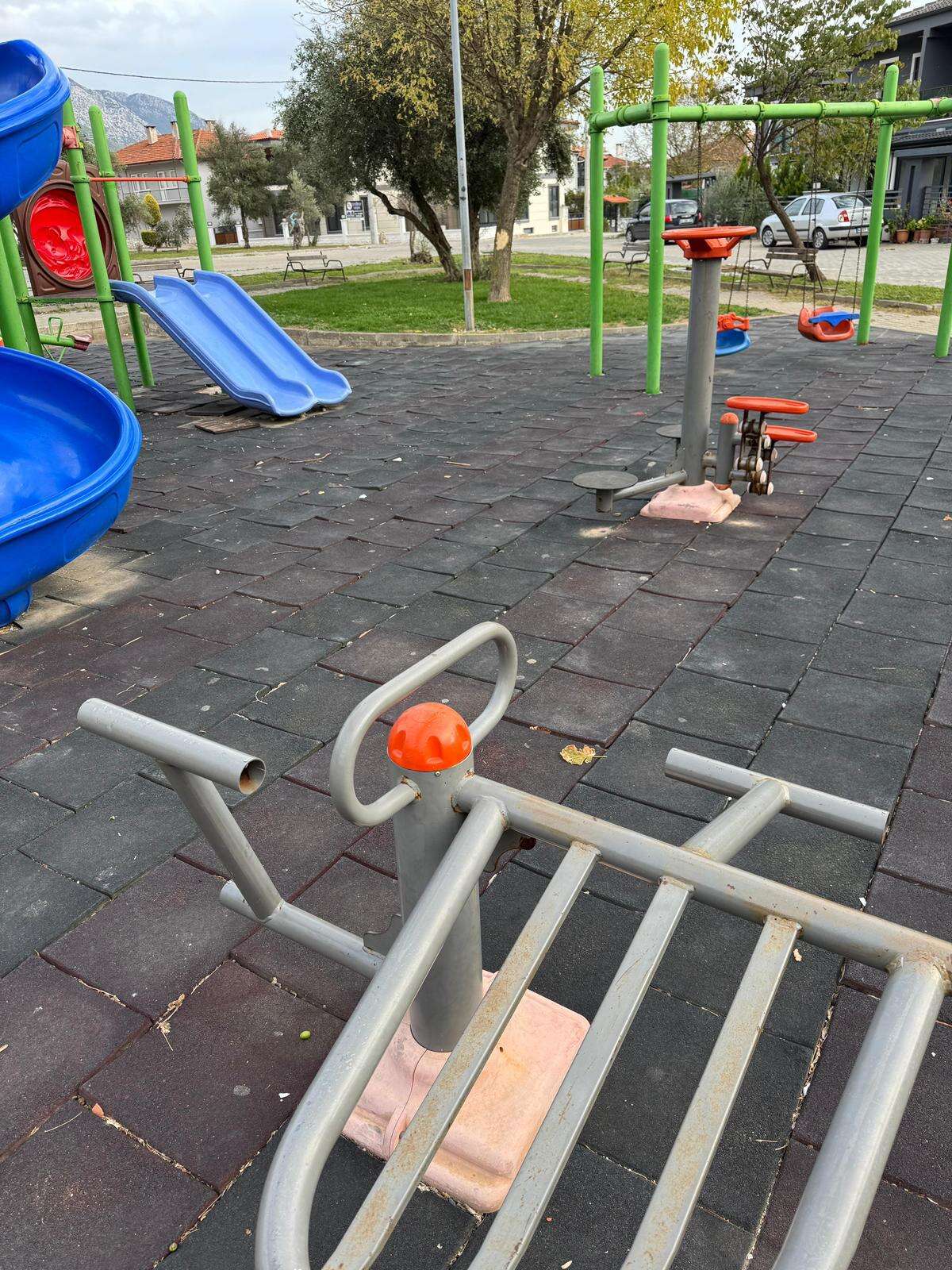 Menteşe'de Düğerek Parkları Dökülüyor: Çocuklar Tehlikede 3